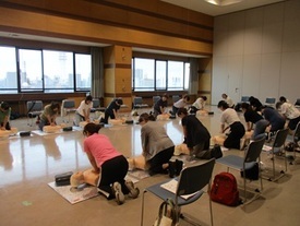 セミナーでモニターズ会員が心肺蘇生法について学ぶようすの写真2