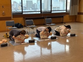 セミナーでモニターズ会員が心肺蘇生法について学ぶようすの写真1