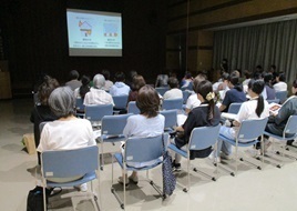 モニターズ会員が予防課員の講義を受けるようすの写真