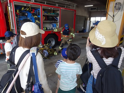 写真:中村法人会の親子が消防署を訪問し、見学しています。2022年6月4日