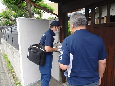 写真:千成学区にて消防職員が戸別訪問し、防災啓発をしています。2022年6月11日・18日