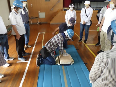 写真:稲葉地学区防災訓練にて心肺蘇生法を訓練しています。2022年9月4日