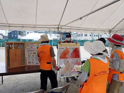 写真:則武学区総合防災訓練にてハザードマップを確認しています。2022年9月4日