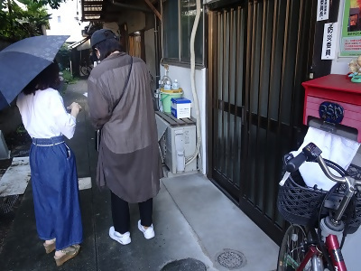 写真:豊臣学区防災訓練にて、在宅者の安否を確認しています。2022年9月4日