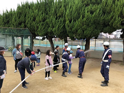 写真:諏訪学区防災訓練で放水訓練をしている様子です。2022年11月20日