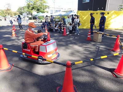 写真:八社学区コミセンまつりにて、バッテリーカーを運転しています。2022年10月29日