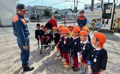 写真:消防士の話に耳を傾ける子どもたちの様子です。令和5年10月25日