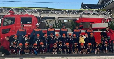 写真:はしご車を背景とした集合写真です。令和5年10月25日