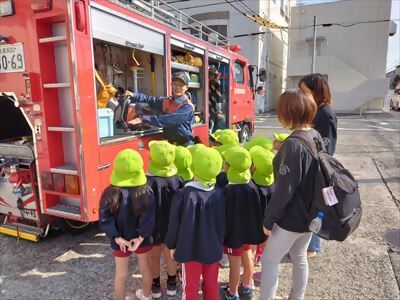 写真:園児が消防車の説明を聞いている様子です。令和5年11月2日