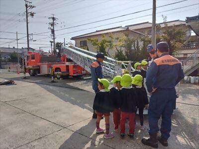 写真:はしご車のはしごの先端バスケットに乗っている様子です。令和5年11月2日