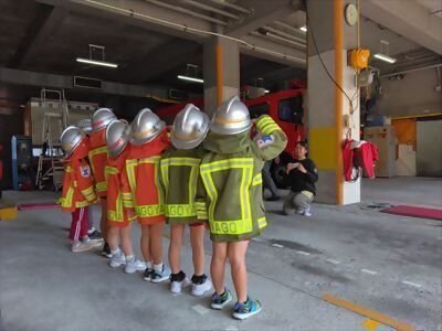 写真:ちびっこ防火衣を着て写真を撮っている様子です。令和5年11月2日