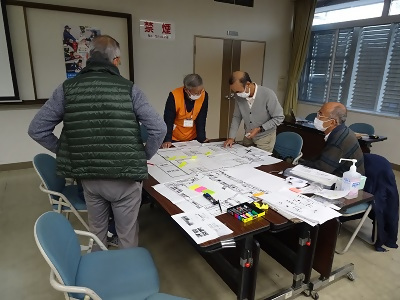 写真:避難所運営ゲームを行っています。2022年11月27日・12月4日