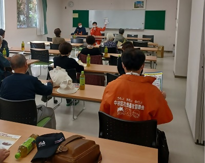 写真:稲葉地学区ふれあい会にて中村消防署が講話をしています。2022年10月19日・26日