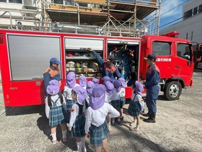 写真:消防車を見学している様子です。令和5年10月11日