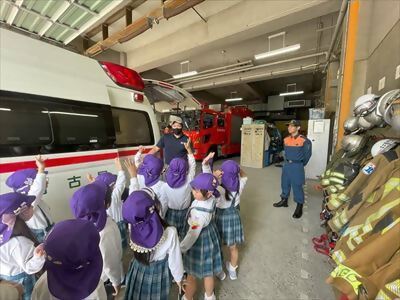 写真:救急車を見学している様子です。令和5年10月11日