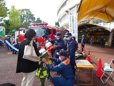 写真:区民祭りにて子ども防火衣を着て記念撮影しています。2022年10月22日