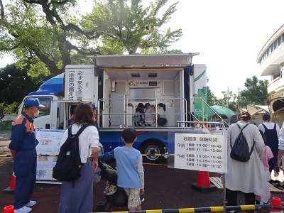 写真:区民祭りにて地震体験をしています。2022年10月22日