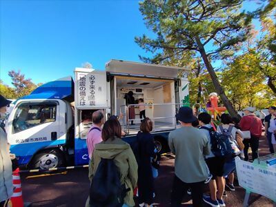 写真:起震車で地震の揺れを体験している様子です。令和5年10月28日