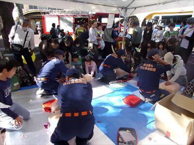 写真:AEDの取り扱いを体験している様子です。令和5年10月28日