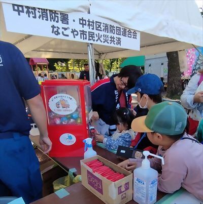 写真:ゲームに参加してくれた子どもがガチャガチャをしている様子です。令和5年10月28日