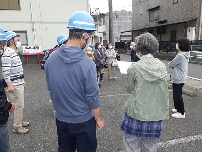 写真:震災時の一時集合場所へ集合する訓練の様子です。2022年11月13日