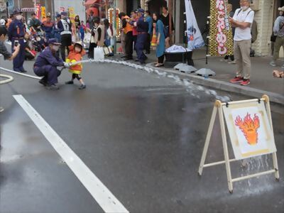 写真:子どもが放水体験をしている様子です。令和5年11月3日、4日