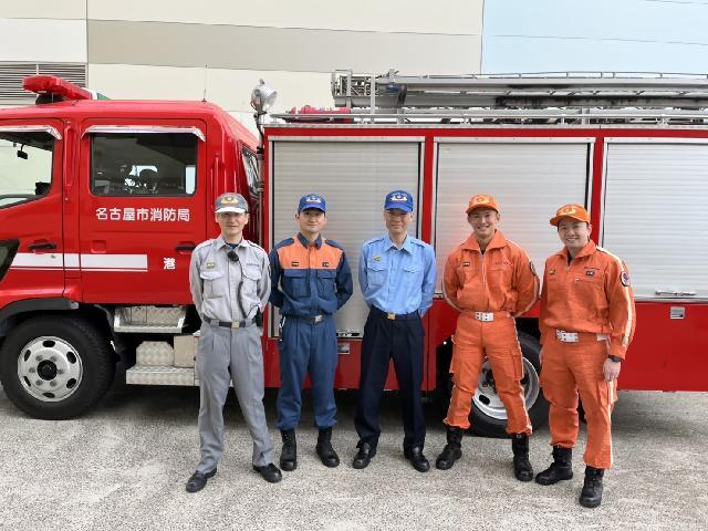 写真:署員と消防車