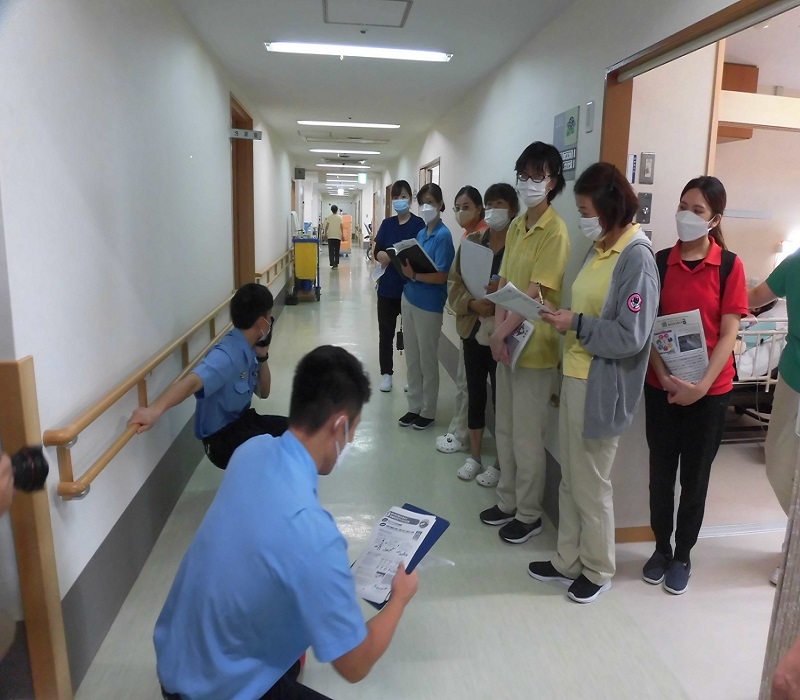 写真:避難行動の確認の様子