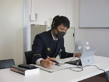 写真：リモートにて指導を行っている様子