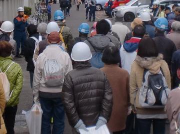 写真:非常持出品を持って避難をしてもらいました