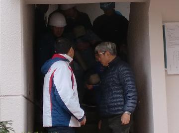 写真:階段を人に見立てた人形を搬送しています