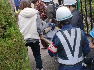 写真:上り坂は頭が下がらないように頭側から進みます