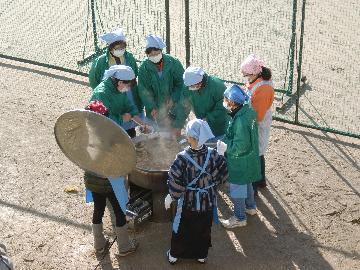 写真:炊き出し訓練で豚汁が参加者に配られました