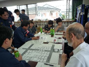 写真:避難所運営を想定した図上訓練を行っています