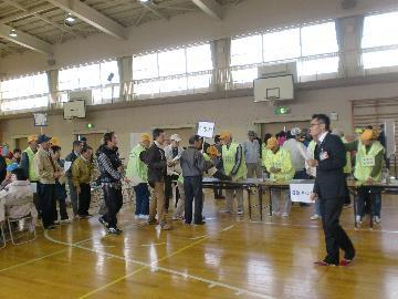 写真:避難所開設訓練で受付要領を確認しています