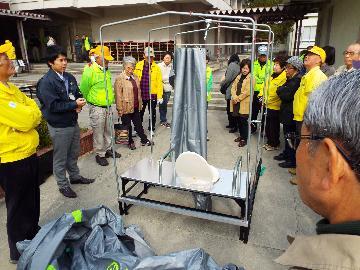 写真:断水時に使用する仮設トイレの組み立て方法を学んでいます