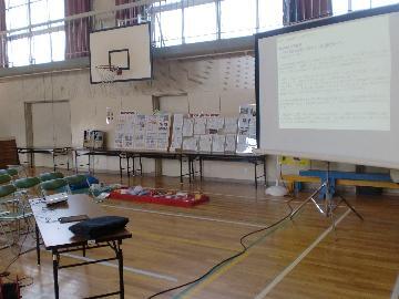 写真:避難時に必要となる非常持出品等の展示をしています