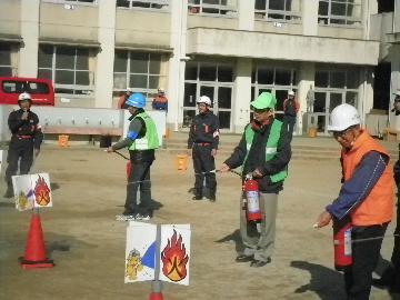 写真:訓練用の水消火器の取扱い訓練を行っています