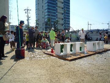 写真:小学生には遊びを通して防災の大切さを学んでもらいました