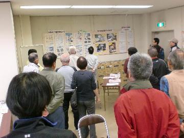 写真:消防署内の講堂で家具固定の大切さを説明しています