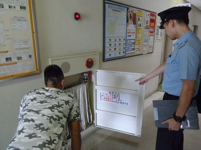 写真：消防設備の指導の様子
