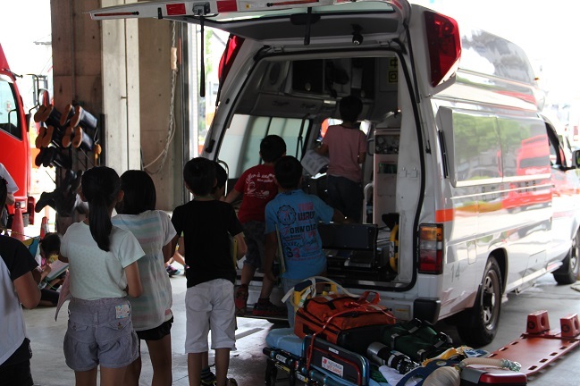写真:救急車見学の様子