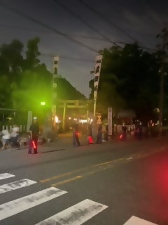 消防が、祭りの警備をしている写真