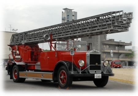 ベンツ製はしご車を撮影した様子の写真