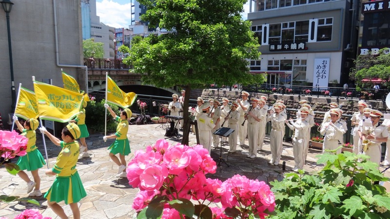 堀川フラワーフェスティバルでの演奏演技の写真です