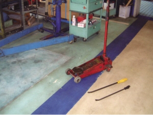 写真：震災時の救出機材としてジャッキ、バールを提供します