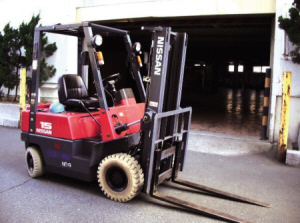 写真：震災時の救出機材としてフォークリフトを提供します