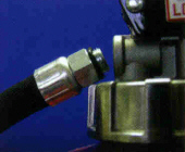 消火器のホースが破損している写真