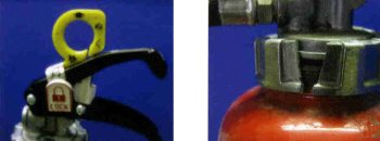 消火器の操作レバー・蓋が破損している写真