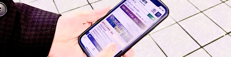 写真:スマートフォンで申請する風景